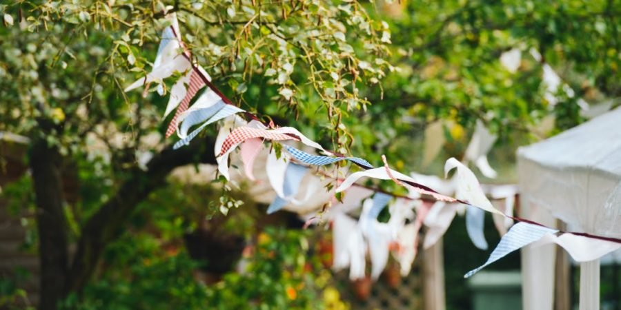 La préparation du mariage sur le gazon bien entretenu